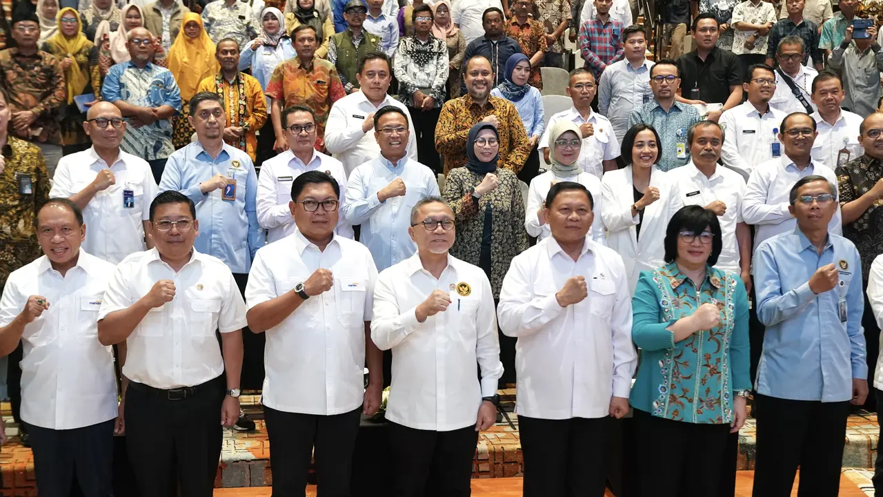 Zulhas dan perwakilan Bank Mandiri.