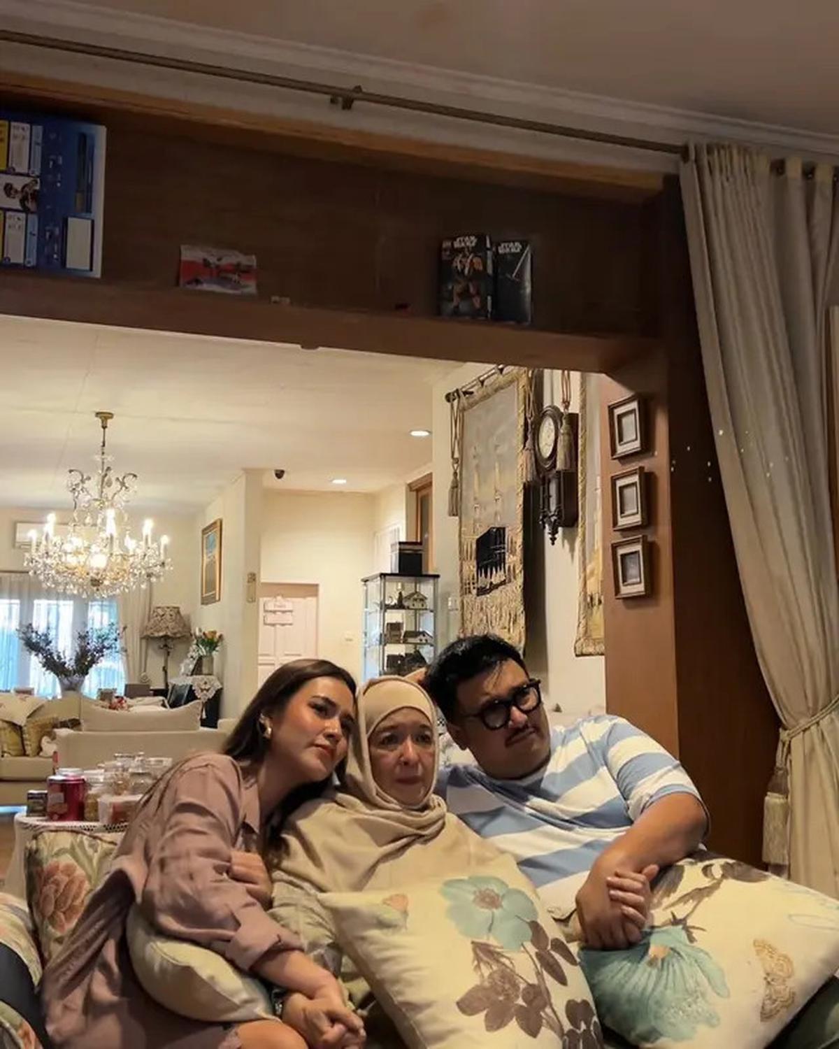 6 Potret Raisa dan Kakak Jaga Ibunda yang Sakit Kanker Paru Stadium 4, Banjir Doa