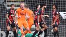 Gelandang Newcastle United, Sean Longstaff, merayakan gol yang dicetaknya ke gawang Bournemouth pada laga lanjutan Premier League pekan ke-32 di Vitality Stadium, Kamis (2/7/2020) dini hari WIB. Newcastle menang 4-1 atas Bournemouth. (AFP/Glyn Kirk/pool)