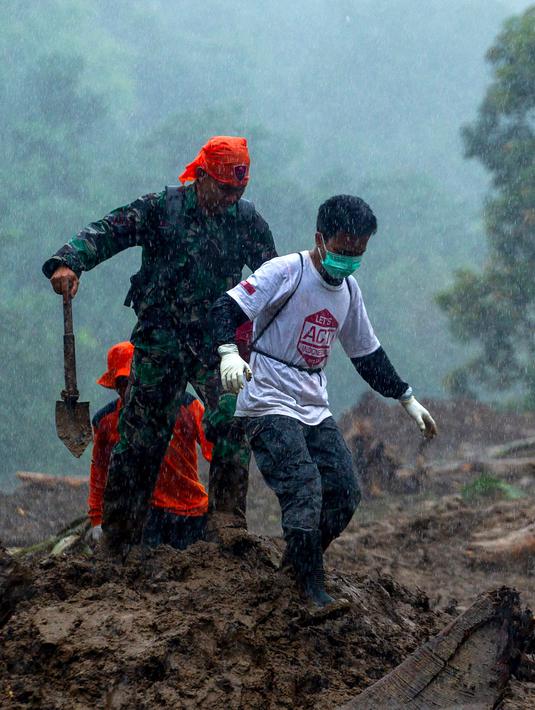 Tim SAR mencari korban setelah tanah longsor melanda di Gowa, Sulawesi Selatan, Jumat (25/1). Proses pencarian korban longsor terkendala cuaca buruk. (YUSUF WAHIL/AFP)