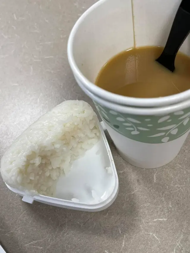 Bikin Mual, Wanita Ini Punya Kebiasaan Makan Nasi yang Direndam Kopi