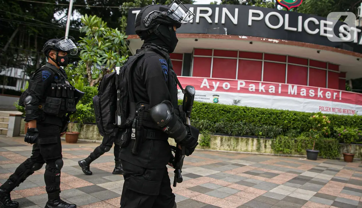 Petugas Brimob Polda Metro Jaya dengan senjata lengkap melakukan patroli di kawasan Bundaran HI, Jakarta, Kamis (1/4/2021). Pasca penyerangan yang terjadi di Mabes Polri, aparat kepolisian memperketat penjagaan dan pengamanan di ruang publik ibu kota. (Liputan6.com/Faizal Fanani)