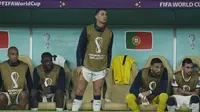 Pemain Timnas Portugal, Cristiano Ronaldo (tengah) tampak di bangku cadangan saat menghadapi Timnas Maroko dalam laga babak perempatfinal Piala Dunia 2022 di Al Thumama Stadium, Doha, Qatar, Sabtu (10/12/2022) malam WIB. (AP/Ricardo Mazalan)