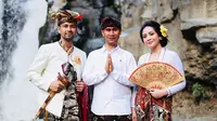 Raffi Ahmad dan Nagita Slavina dengan pakaian adat Bali (Sumber: Instagram/raffinagita1717)