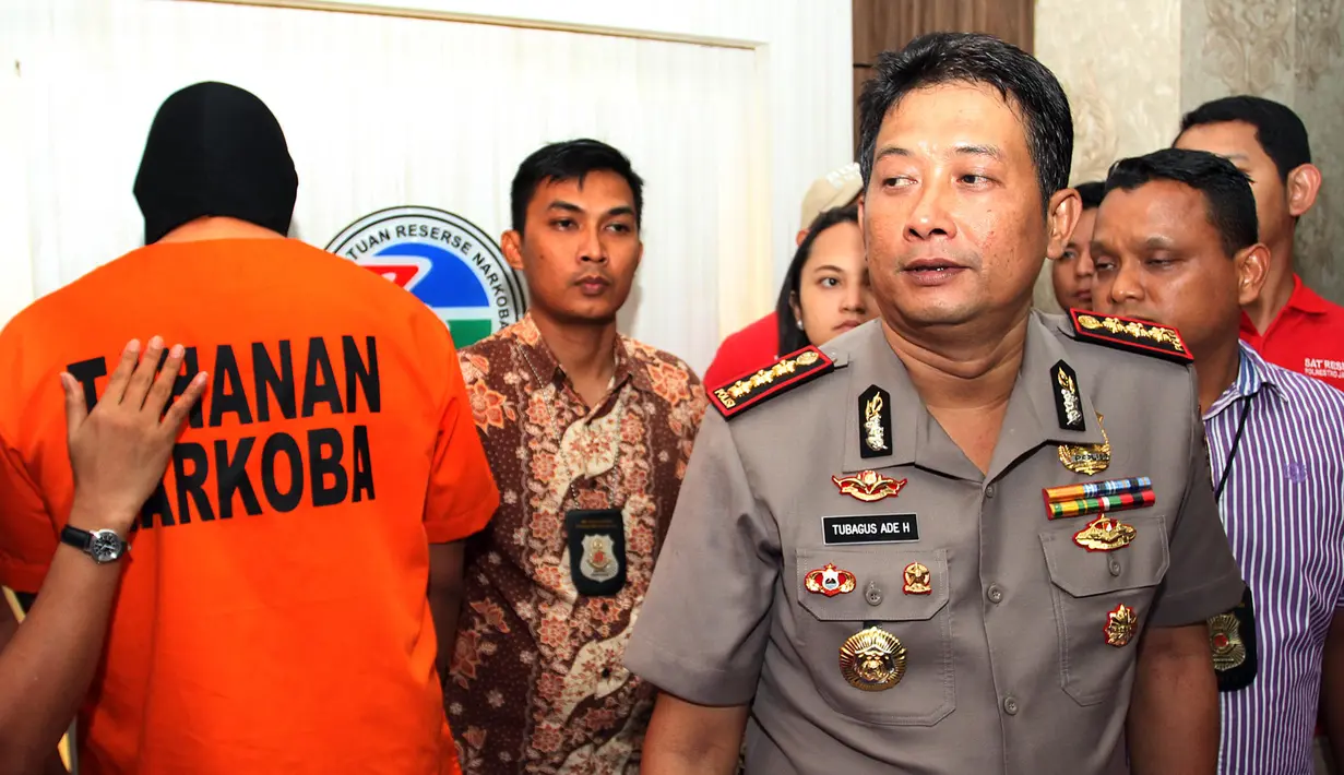 Penangkapan ini berawal dari pengintaian polisi yang tengah mengincar bandar narkoba kelas internasional. Dari bandar itu ternyata ada yang masuk ke tangan Restu Sinaga. (Deki Prayoga/Bintang.com)