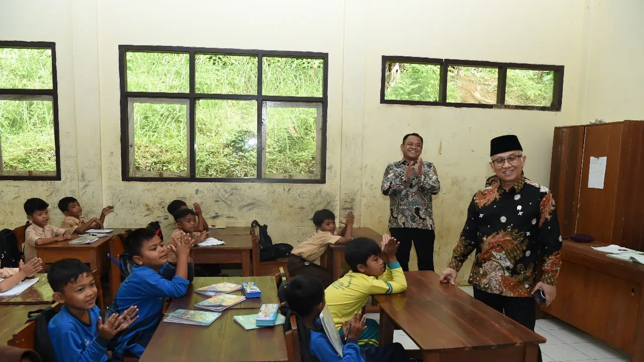 Wamendikdasmen Atip Latipulhayat melakukan inspeksi mendadak (sidak) ke sekolah di Garut, Jawa Barat.