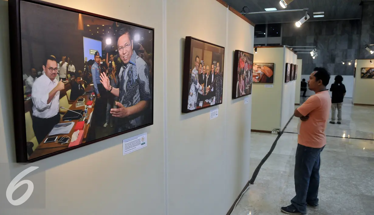 Pameran karya pewarta foto yang bertugas di Kompleks Parlemen itu mengangkat tema 'Menuju Parlemen Modern' yang berlangsung hingga 2 September 2016, Jakarta, Senin (29/8). (Liputan6.com/JohanTallo)