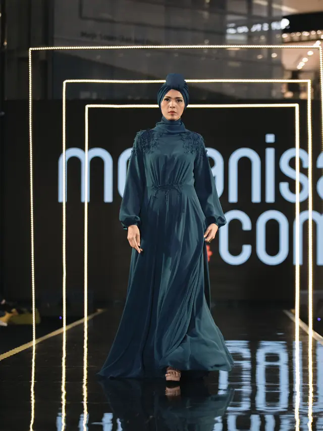 Koleksi modest wear desainer asal Turki Rasit Bagzibagli di JMFW