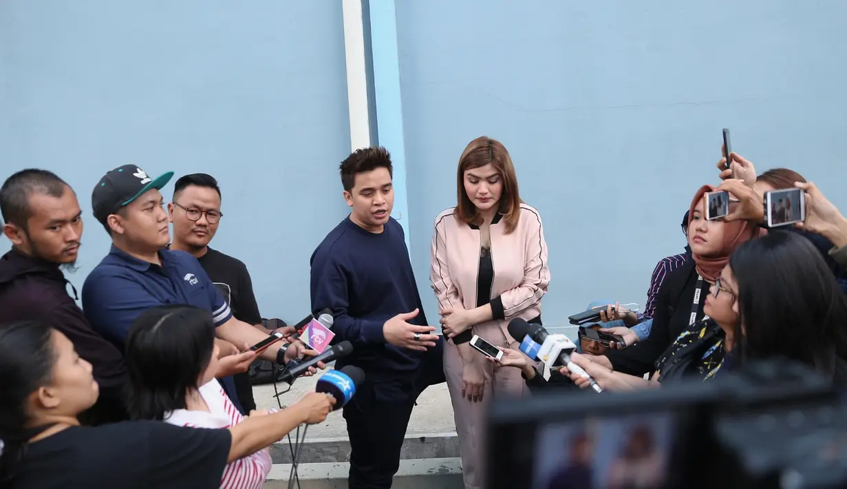 Billy Syahputra dan Hilda Fitria usai mengisi salah satu acara di kawasan Kapten Tendean, Jakarta Selatan, Selasa (3/7/2018). (Nurwahyunan/Bintang.com)