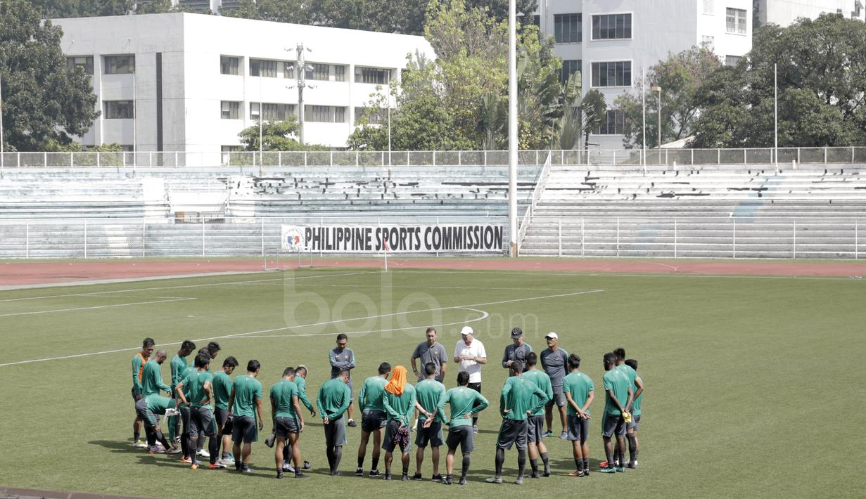 Pemain Timnas Indonesia berkumpul usai melakukan sesi latihan di Rizal Memorial Stadium, (23/11/2016). (Bola.com/Nicklas Hanoatubun)