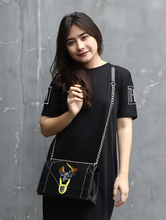 Prilly Latuconsina saat ditemui usai latihan vokal untuk SCTV Award di Erwin Gutawa Studio, Jakarta, Senin (21/11). Prilly mengatakan harus bisa menjalani hubungan pertemanan dengan Rassya dari jarak jauh. (Liputan6.com/Herman Zakharia)