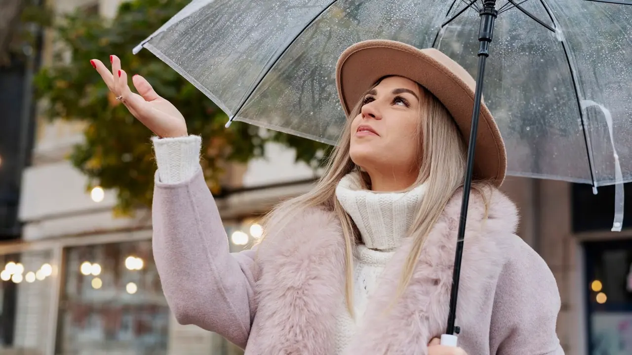 Tampil Stylish di Musim Penghujan dengan 6 Item Fashion Ini - Cover
