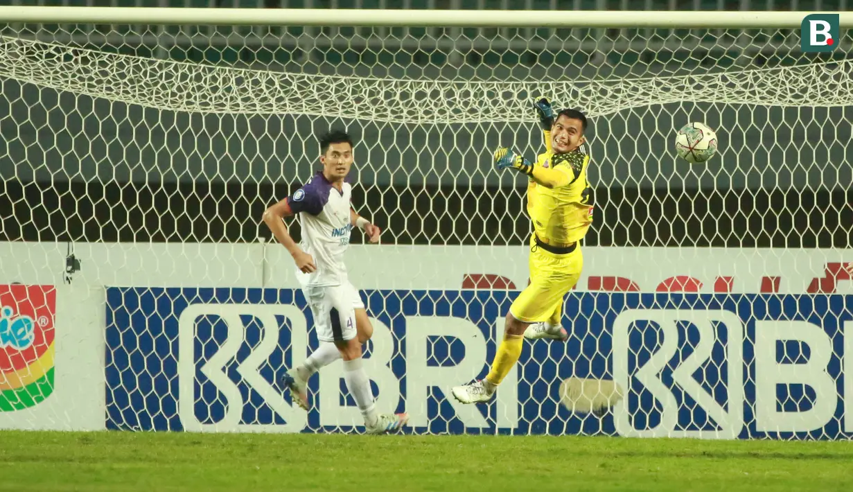 Dhika Bhayangkara (kanan) yang berada dibawah mistar gawang Persita tampil gemilang dengan beberapa kali melakukan penyelamatan. (Bola.com/M Iqbal Ichsan)
