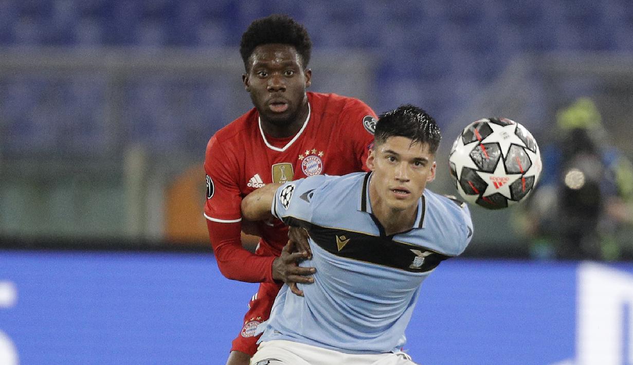 Striker Lazio, Joaquin Correa (depan) berebut bola dengan gelandang Bayern Munich, Alphonso Davies dalam laga leg pertama babak 16 besar Liga Champions 2020/21 di Olimpico Stadium, Selasa (23/2/2021). Lazio kalah 1-4 dari Bayern Munich. (AP/Gregorio Borgia)