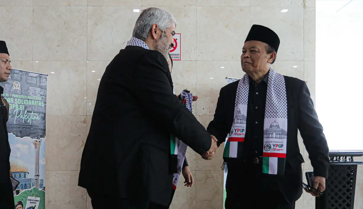 <p>Pembagian syal dilakukan di depan ruang Rapat Paripurna, Nusantara II, DPR. Syal itu dibagikan sebelum anggota DPR memulai Rapat Paripurna. (Liputan6.com/Faizal Fanani)</p>
