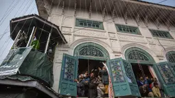 Umat Muslim Kashmir berdoa dalam peringatan hari ulang tahunnya meninggalnya Syekh Abdul Qadir Jeelani di Srinagar, Kashmir yang dikuasai India, Rabu (17/11/2021). Ratusan Muslim Kashmir berkumpul di kuil Jeelani yang juga dikenal sebagai Kuil Shah-e-Baghdad. (AP Photo/Mukhtar Khan)