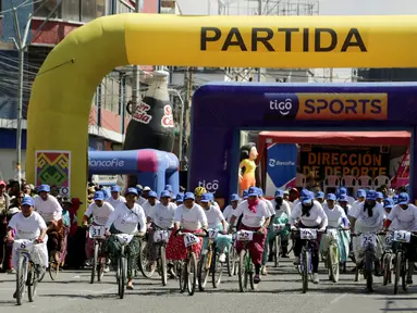 Para wanita memulai balapan dari garis start saat perlombaan sepeda Cholita di El Alto, La Paz, Bolivia (29/10). Balapan ini hanya boleh diikuti kaum wanita pribumi setempat. (Reuters/David Mercado)