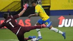 Brasil langsung menyerang Uruguay di awal laga dan mampu unggul 1-0 pada menit ke-10. Neymar berhasil memanfaatkan umpan lambung Fred dengan penyelesaian dingin yang mengecoh penjaga gawang Fernando Muslera. (AP/Andre Penner)