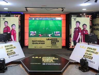 Sejumlah peserta berkompetisi dalam seleksi nasional atau Indonesia National Qualifier FIFAe World Cup 2024 yang berlangsung di Point Arena, Jakarta Selatan, Sabtu (02/11/2024). (Bola.com/Bagaskara Lazuardi)