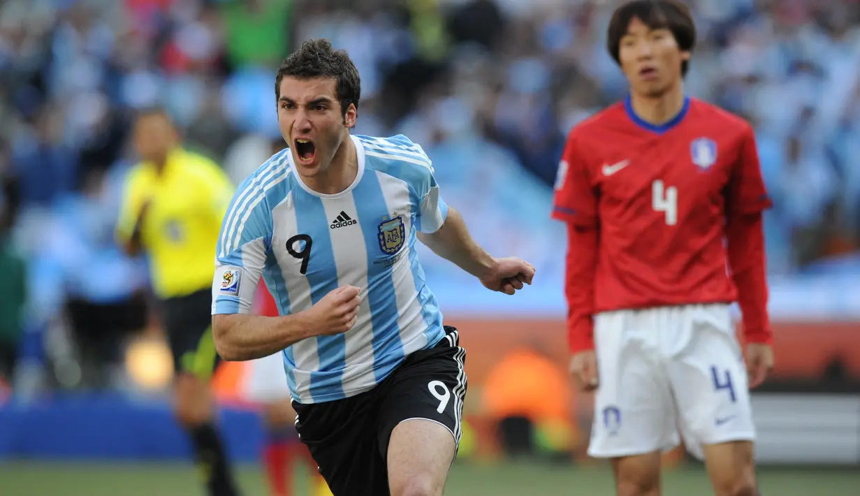 Gonzalo Higuain. Striker Timnas Argentina yang kini berusia 34 tahun dan memasuki musim kedua bersama Inter Miami di MLS mencetak hattrick untuk Argentina pada Piala Dunia 2010. Dalam laga kontra Korsel di matchday kedua Grup B (17/6/2010) tersebut Tim Tango akhirnya menang 4-1. (AFP/Pedro Ugarte)