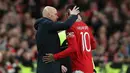 Pelatih Kepala Manchester United, Erik Ten Hag (kiri), menyapa pemainnya Marcus Rashford saat ia digantikan oleh Harry Maguire dalam pertandingan sepak bola final Piala Liga Inggris antara Manchester United dan Newcastle United di Stadion Wembley di London, Minggu, 26 Februari 2023. MU menjadi juara Piala Liga Inggris atau Carabao Cup 2022/2023 setelah menang 2-0 atas Newcastle United di Stadion Wembley, London. Mereka terakhir kali menjadi juara pada Liga Europa tahun 2017. (AP Photo/Scott Heppell)