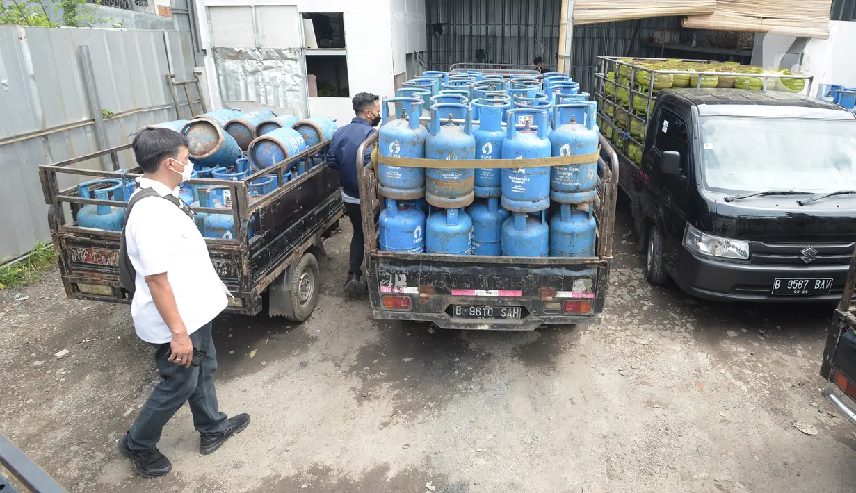 Polisi saat mengamank kendaraan pengantar gas bersubsidi di Meruya Utara, Jakarta Barat, Selasa (6/4/2021). Negara mengalami kerugian sekitar Rp7 miliar. (merdeka.com/Imam Buhori)