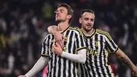 Pemain Juventus Daniele Rugani, kiri, merayakan bersama rekan setimnya Federico Gatti selama pertandingan sepak bola Piala Italia antara Juventus dan Salernitana di Stadion Juventus di Turin, Italia, Kamis, 4 Januari 2024. (Marco Alpozzi/dpa via AP)