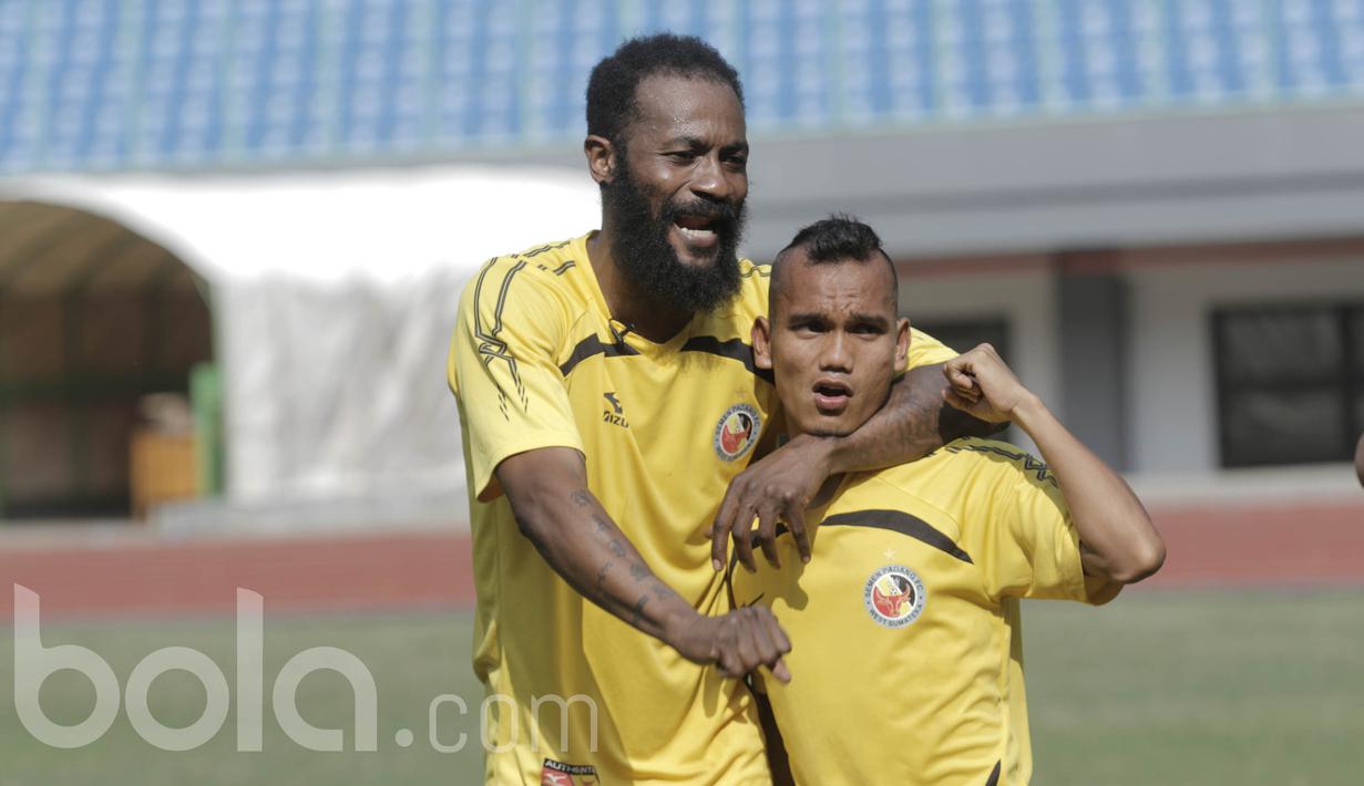 Pemain Semen Padang, Didier Zokora, bersama Riko Simanjutak saat sesi latihan di Stadion Patriot, Bekasi, Jumat (19/05/2017). Latihan tersebut jelang lawan Bhayangkara FC. (Bola.com/M Iqbal Ichsan)