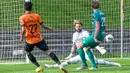 Pemain KMSK Deinze, Marselino Ferdinan (kiri) mencetak gol ketiga timnya saat laga lanjutan Divisi 2 Belgia 2022/2023 melawan Virton di Stadion Burgemeester Van De Wiele, Sabtu (22/04/2023) malam WIB. Melalui gol perdana Marselino, KMSK Deinze berhasil menang dengan skor 3-1. (Twitter/@KMSKDeinze)