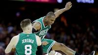 Pemain Boston Celtics, Jonas Jerebko (kiri), berselebrasi bersama Al Horford, pada Gim 3 Final Wilayah Timur kontra Cleveland Cavaliers, Minggu (21/5/2017) waktu setempat. (AP Photo/Tony Dejak)