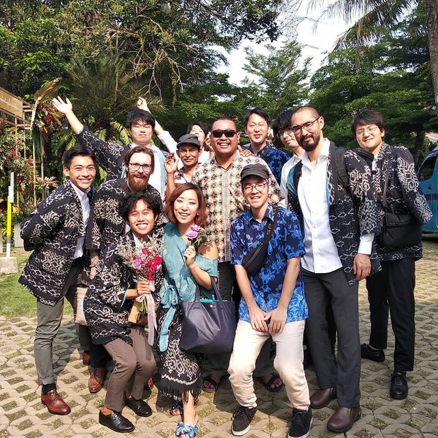 Edu Lahar Pragowo bersama wisatawan mancanegara.