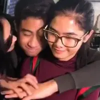 Setelah sebelumnya Maia Estianty yang ditinggal putranya, kali ini giliran penyanyi dangdut Iis Dahlia. Kedua anak selebriti itu menempuh pendidikan di Inggris. Beberapa hari lalu, putri sulung Iis Dalia meninggalkan Tanah Air. (Instagram/isdadahlia)