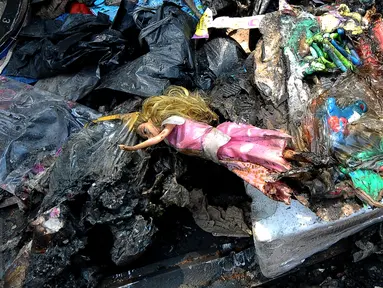 Boneka yang terbakar  dari sisa kebakaran yang melanda kawasan Pasar Gembrong, Jakarta, Rabu (5/8/2015). Kebakaran yang terjadi pada Selasa (4/8) lalu membakar sekitar 25 rumah dan toko mainan. (Liputan6.com/Yoppy Renato)