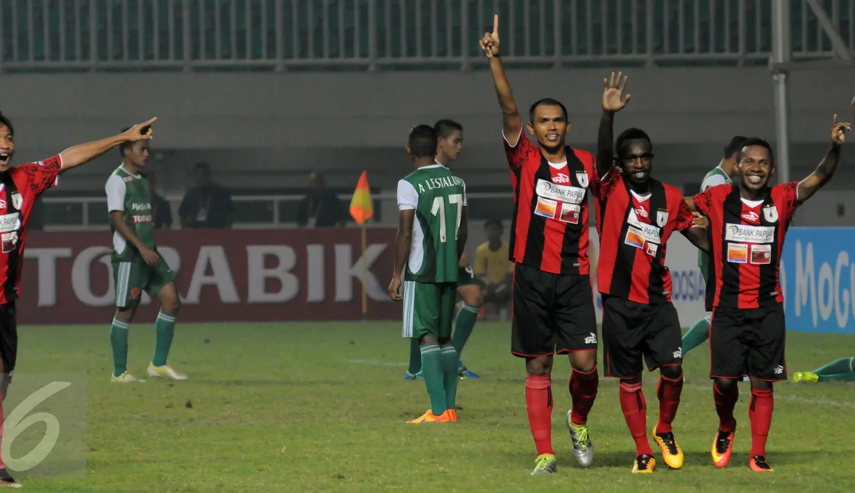 Pemain Persipura merayakan gol ke gawang PS TNI saat laga lanjutan Torabika Soccer Championship presented by IM3 Ooredoo di Stadion Pakansari Kab Bogor, Minggu (19/6). Persipura unggul 3-1 atas PS TNI. (Liputan6.com/Helmi Fithriansyah)