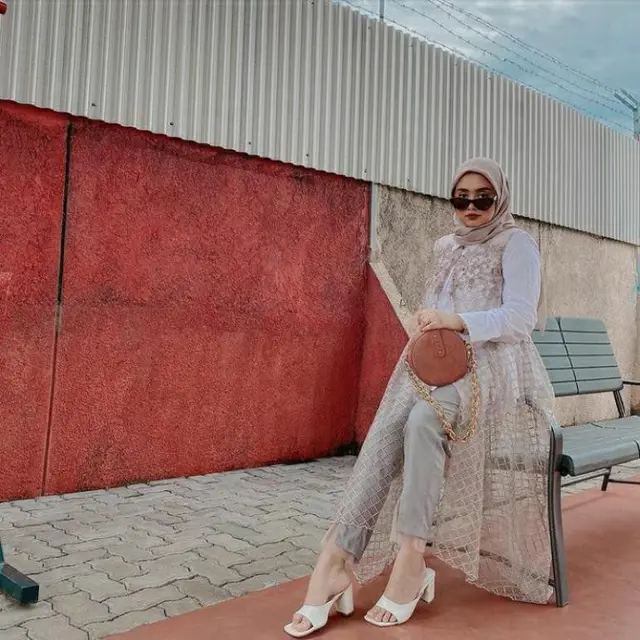 6 Potret Gaya Hijab Nabila Hatifa