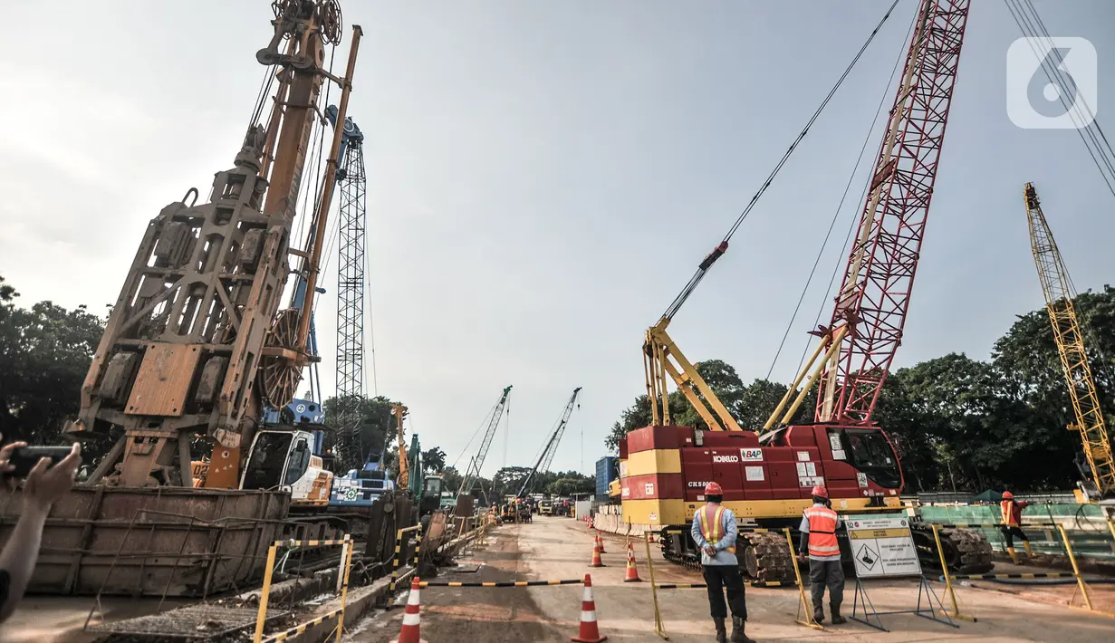Suasana proyek pembangunan MRT Jakarta Fase 2A di kawasan Monas, Jakarta, Senin (31/5/2021). Paket proyek fase 2A pertama atau CP201 untuk rute Bundaran HI-Harmoni, paket kedua atau CP202 Harmoni-Mangga Besar, dan paket ketiga CP203 Mangga Besar-Kota. (merdeka.com/Iqbal S. Nugroho)