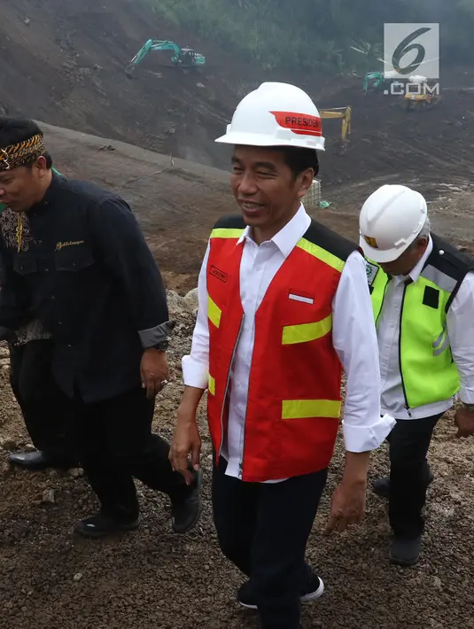 Presiden Joko Widodo atau Jokowi meninjau proyek Terowongan Nanjung di Kabupaten Bandung, Jawa Barat, Minggu (10/3). Terowongan Nanjung akan mengurangi lama dan luas genangan pada musim hujan di Dayeuh Kolot dan sekitarnya. (Liputan6.com/Angga Yuniar)