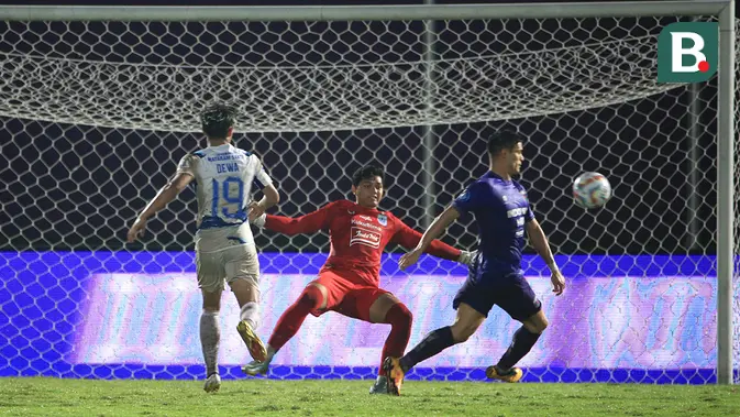 <p>Penjaga gawang PSIS Semarang, Muhammad Adi Satryo (tengah) berusaha menghadang laju dari pemain Persita Tangerang, Ramiro Ezequiel Fergonzi (kanan) dalam pertandingan pekan kedua BRI Liga 1 2023/2024 yang berlangsung di Stadion Indomilk Arena, Tangerang, Sabtu (8/7/2023). (Bola.com/Ikhwan Yanuar)</p>