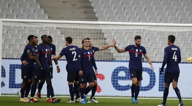 Penyerang Prancis, Olivier Giroud (kedua kanan) berselebrasi dengan rekan-rekannya usai mencetak gol ke gawang Swedia pada pertandingan UEFA Nations League di stadion Stade de France di Saint-Denis, Paris (17/11/2020). Giroud mencetak dua gol dan Prancis menang 4-2. (AP Photo/Francois Mori)