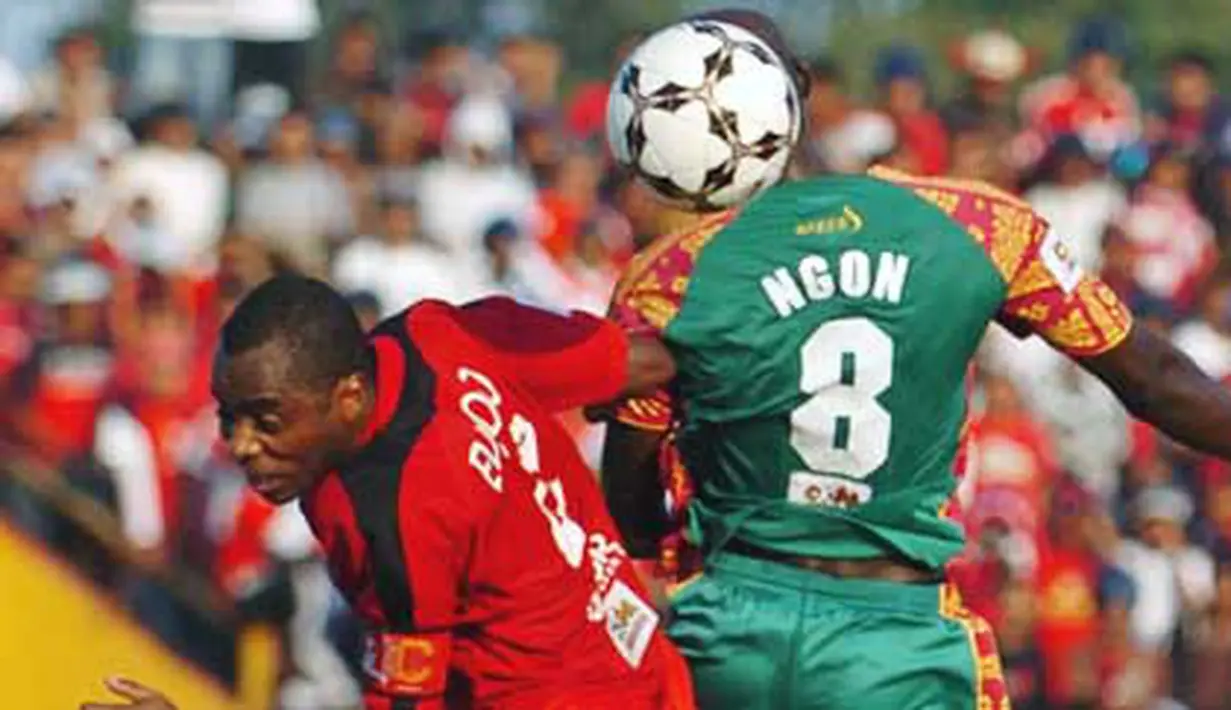 Pemain Persijap Jepara, Evaldo Silva (kiri) dan pemain Sriwijaya FC, Ngon A Djam (kanan), pada leg pertama semifinal Copa Indonesia di Stadion Gelora Bumi Kartini, Jepara, Sabtu (20/6). FOTO ANTARA/R. Rekotomo