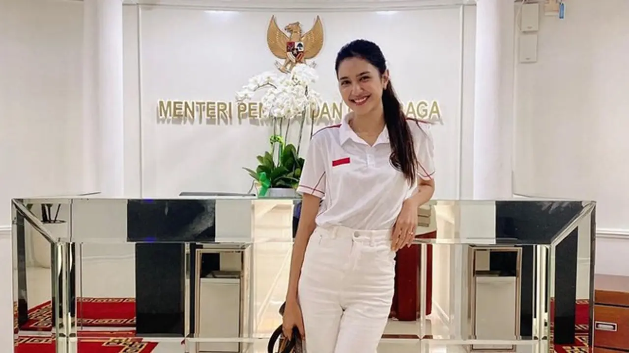 8 Potret Mikha Tambayong saat Jadi Staf Ahli Kemenpora, Curi Perhatian