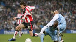 Pemain Southampton Gareth Bale (kiri) menjauh dari pemain Manchester City Hatem Trabelsi (tengah) dan Ousmane Dabo (kanan) pada pertandingan sepak bola putaran keempat Piala FA di Stadion City of Manchester, Manchester, Inggris, 28 Januari 2007. Bale memulai karier di akademi Southampton pada tahun 2005 hingga dipromosikan ke skuat tim utama Southampton pada musim 2006–2007. (AP Photo/Dave Thompson, File)