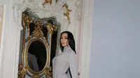 Kim Kardashian Pakai Jumpsuit Transparan Saat Terima Penghargaan Kemanusiaan