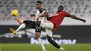 Eric Bailly - Kehadiran Raphael Varane membuat posisi Bailly kian terancam di lini belakang MU. Performa yang terus menurun membuat Bailly jarang dimainkan di bawah kepelatihan Solskjaer. (AFP/Adrian Dennis)