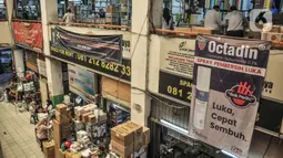 Suasana di Pasar Pramuka, Jakarta, Rabu (2/2/2022). Seiring melonjaknya kasus COVID-19 di Jakarta, daya beli obat-obatan serta perlengkapan medis di Pasar Pramuka kembali mengalami peningkatan. (merdeka.com/Iqbal S. Nugroho)