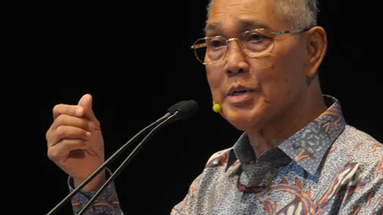 Try Sutrisno kemudian dicalonkan MPR dari fraksi ABRI menjadi wakil presiden mendampingi Presiden Soeharto.