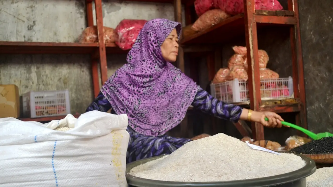 Pedagang beras di pasar tradisional Cilacap, Jawa Tengah. (Liputan6.com/Muhamad Ridlo)