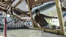 Refleksi pada cermin memperlihatkan Hendi (40) saat sedang menarik perahu eretan di Kali Sunter, Rawa Badak, Jakarta, Rabu (20/1/2021). Kini, hanya tersisa lima perahu eretan di Rawa Badak akibat banyaknya jembatan yang dibangun. (merdeka.com/Iqbal S. Nugroho)