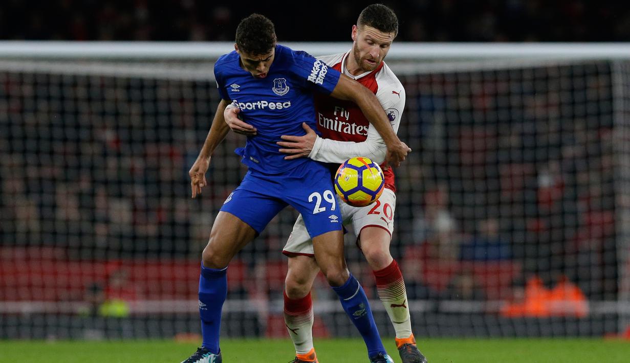 Pemain Arsenal Shkodran Mustafi berebut bola dengan pemain Everton Dominic Calvert-Lewin saat pertandingan Liga Inggris di Stadion Emirates, London (3/2). (AP Photo / Alastair Grant)