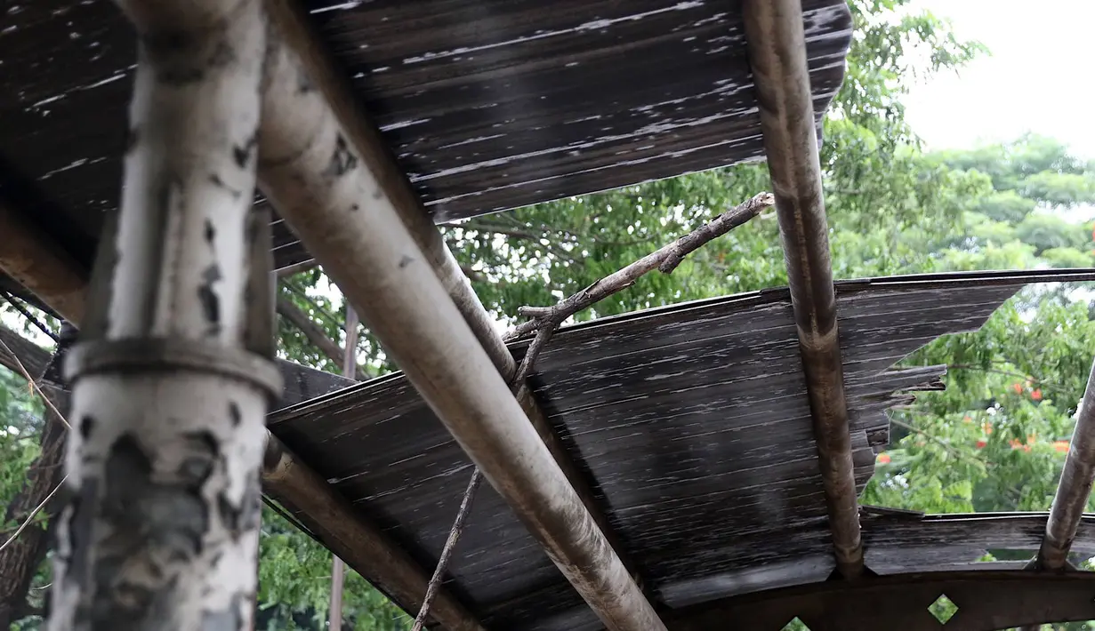 Tampak atap rusak khusus pejalan kaki di kawasan Kampung Rambutan, Jakarta, Selasa (19/2). Selain rusak kondisi tersebut juga tidak dilengkapi dengan lampu penerangan. (Liputan6.com/Immanuel Antonius)